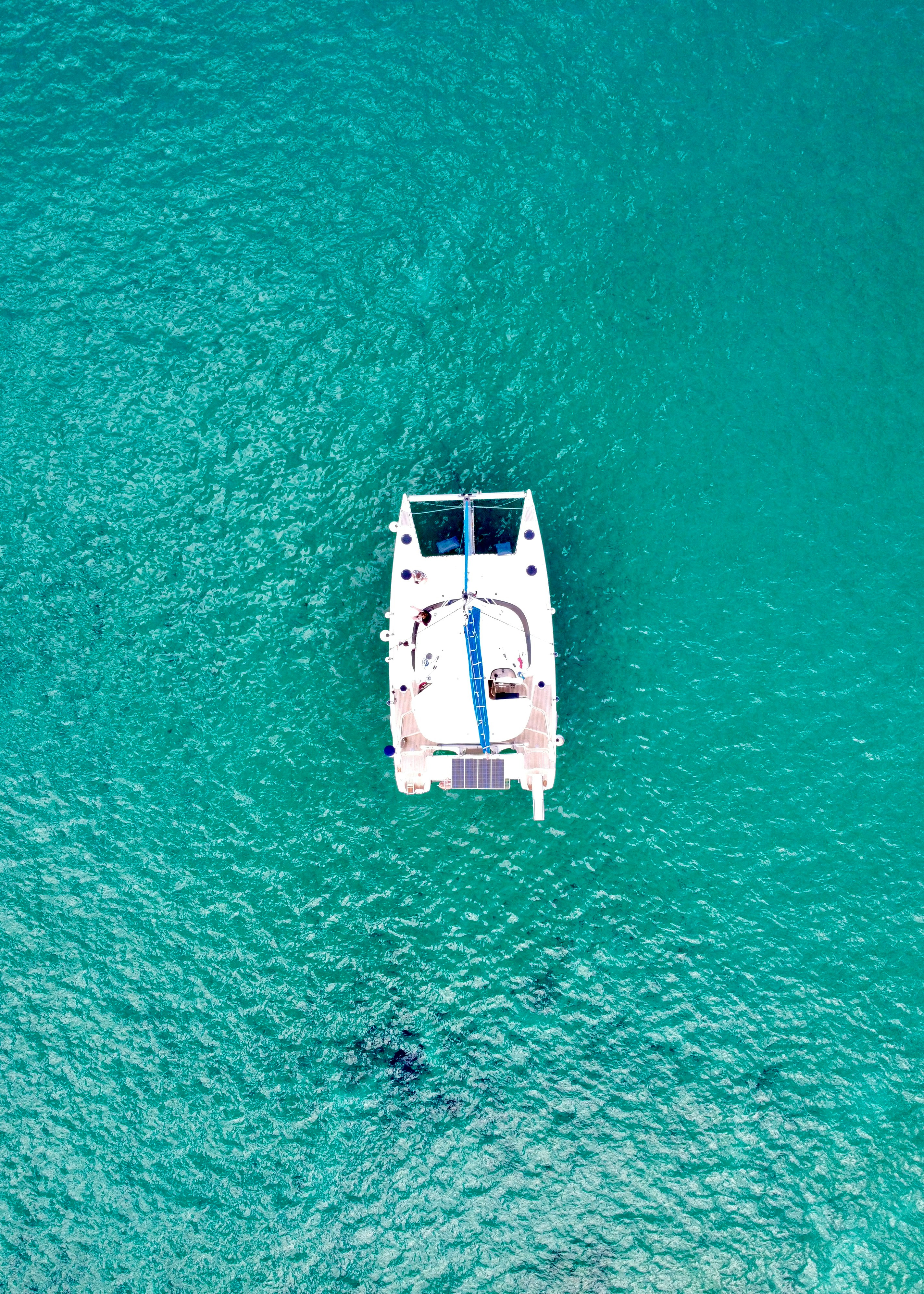 Segelyacht auf dem Mittelmeer bei Sonnenuntergang